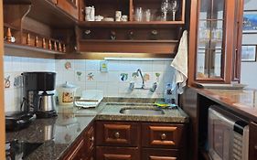 Duplex Floresta Negra - Sua Base perfeita em Gramado! Ótima LOCALIZAÇÃO LAGONegro 500m - 02 Quartos e 02 Banheiros para FAMILIA em CONDOMINIO FECHAD0, cozinha completa com GARAGEM e portaria 24h